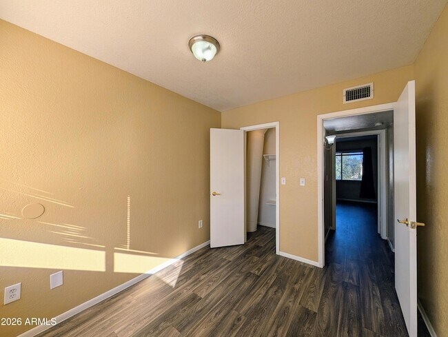 Building Photo - 9228 N 7th Ave