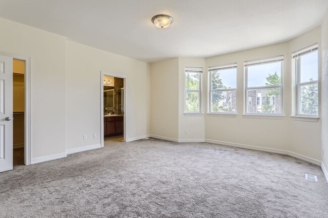Building Photo - Beautifully maintained town-home in Centra...