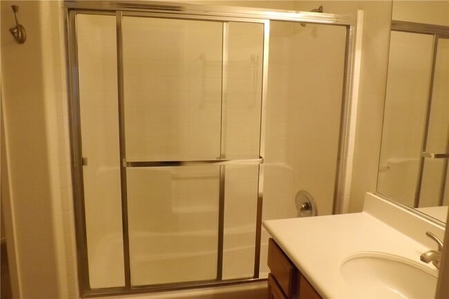 Building Photo - 15 Tulare Dr