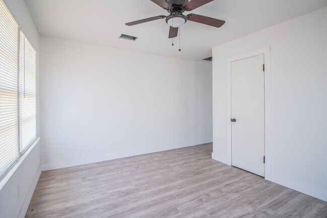 Building Photo - 302 Avenue U