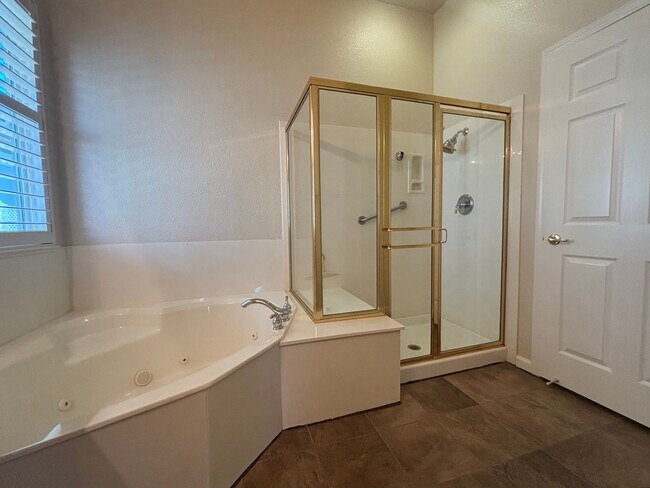 Building Photo - Gorgeous 3 Bed 2.5 Bath with SOLAR! 55+ Community