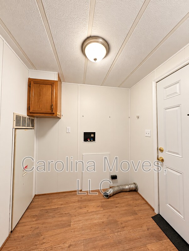 Building Photo - 220 Farrs Rd