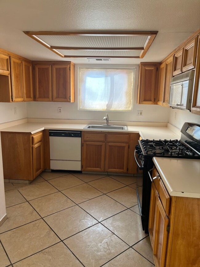 Building Photo - Coming soon-  Spacious 3 bed/2bath Single Family home in Delano!!