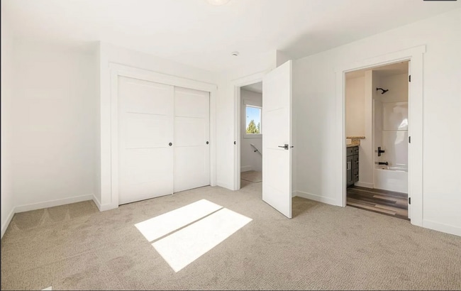 Building Photo - 5856 SE 18th St