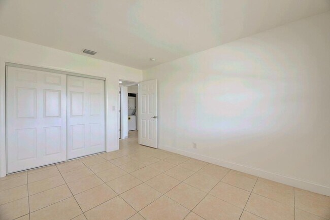 Building Photo - 1017 NW 30th Ct