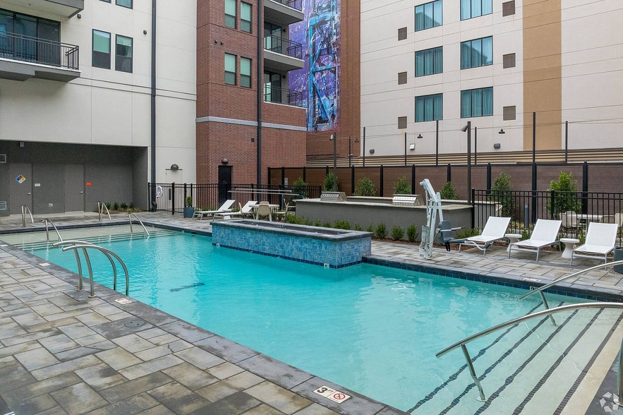 Building Photo - 415 E 2nd St S