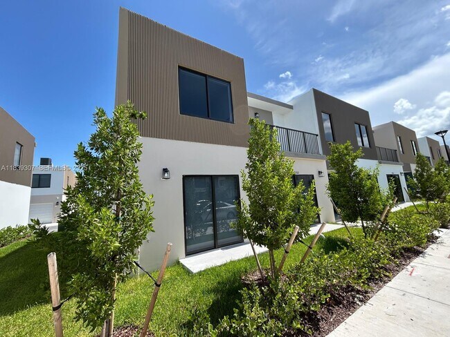 Building Photo - 14560 SW 261 St Ter