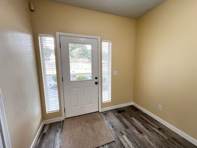 Building Photo - Elegant home in UP with primary bedroom suite on main level