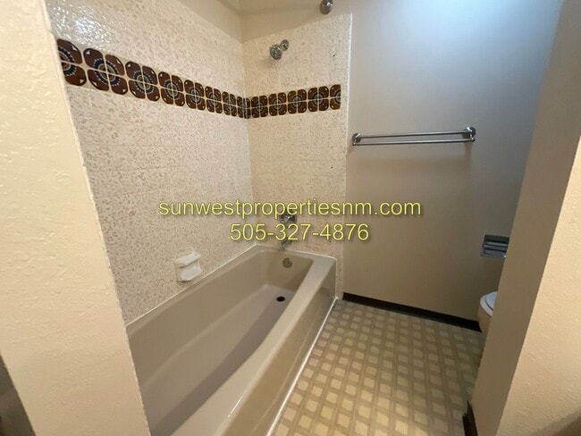 Building Photo - 2 Bedroom, 1.5 Bathroom with Garage