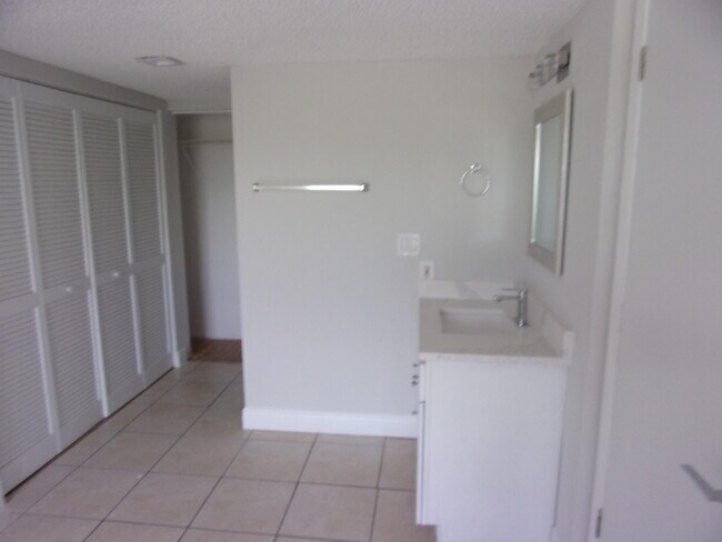 Building Photo - 1505 SE Royal Green Cir