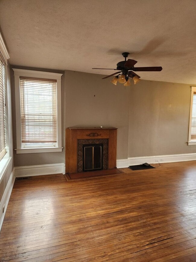 Building Photo - 2 bedroom with 1 bath