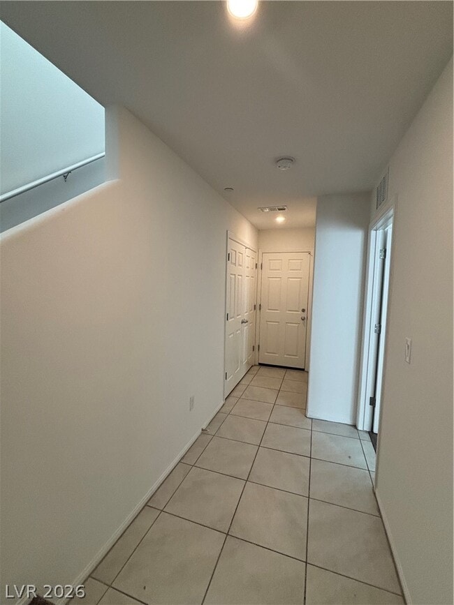 Building Photo - 5672 Sartorial St