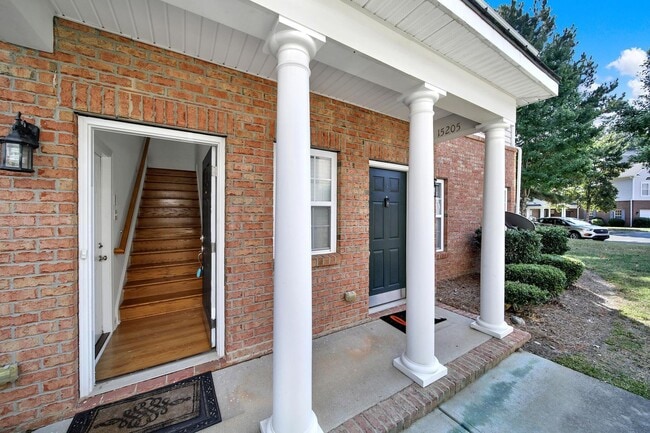 Building Photo - Lovely Two Bed Two Bath Townhome in Ballan...