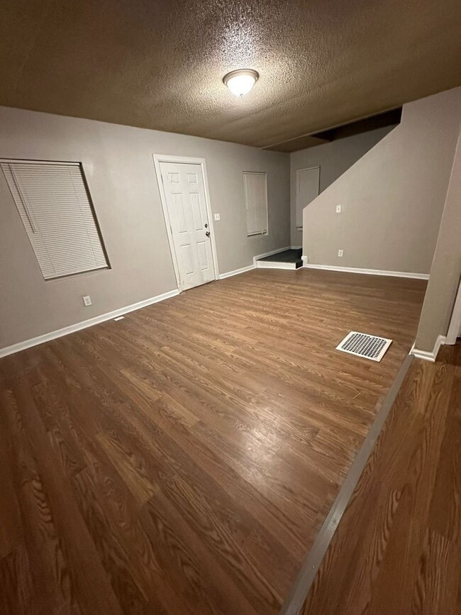 Building Photo - 3 bedroom 1.5 bathroom