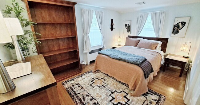 Building Photo - Fully Furnished 4 Bed / 1-1/2 Bath Single Family Home w/2 Car Garage