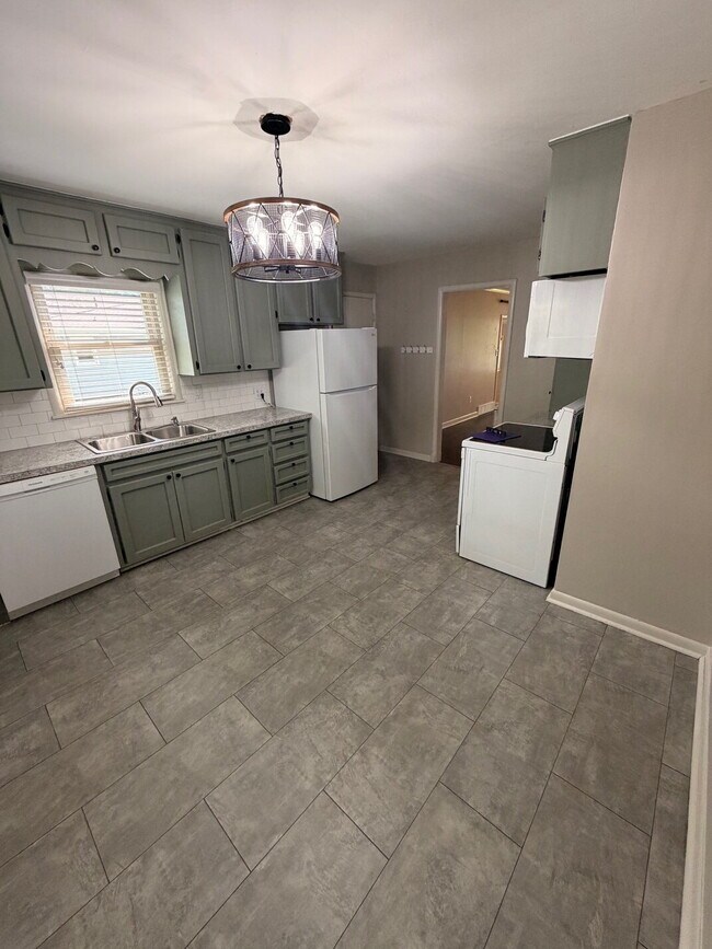 Building Photo - Charming 3-Bedroom  1-bath Kansas City Home with Beautiful Hardwood Floors!