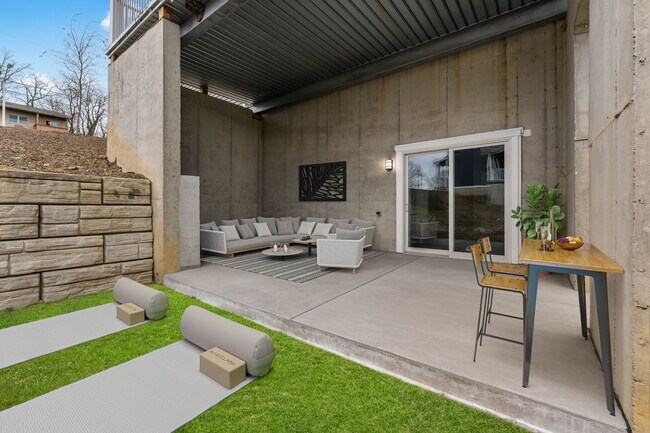 Building Photo - $1,000 MOVE-IN CREDIT!