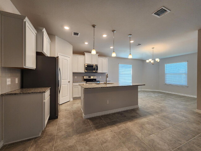 Building Photo - "Bright and Beautiful 3-Bedroom 2-Bath Hom...