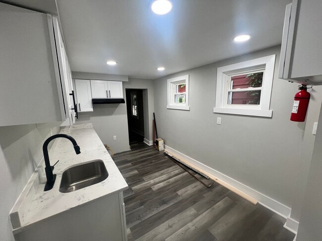Building Photo - Beautiful, remodeled house nice close to e...