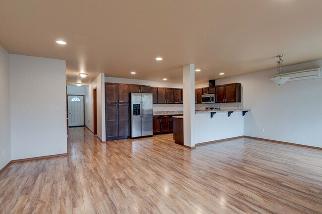 Building Photo - Conveniently Located 3 Bedroom Townhouse