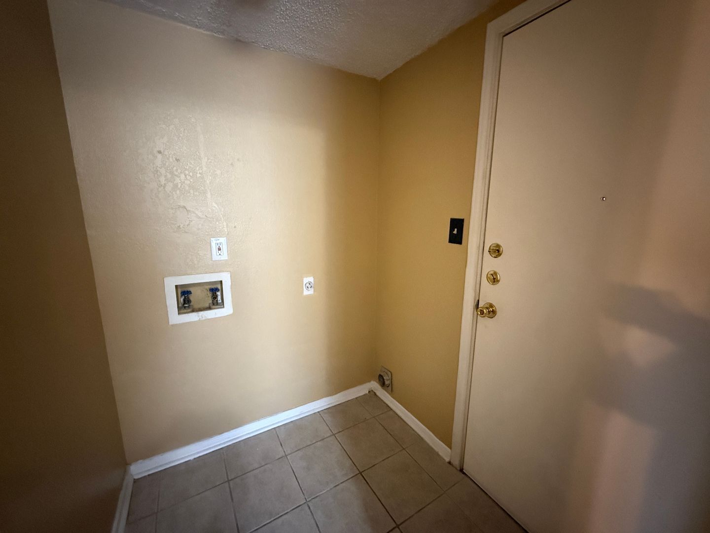 Building Photo - 4808 Rainbow Cir
