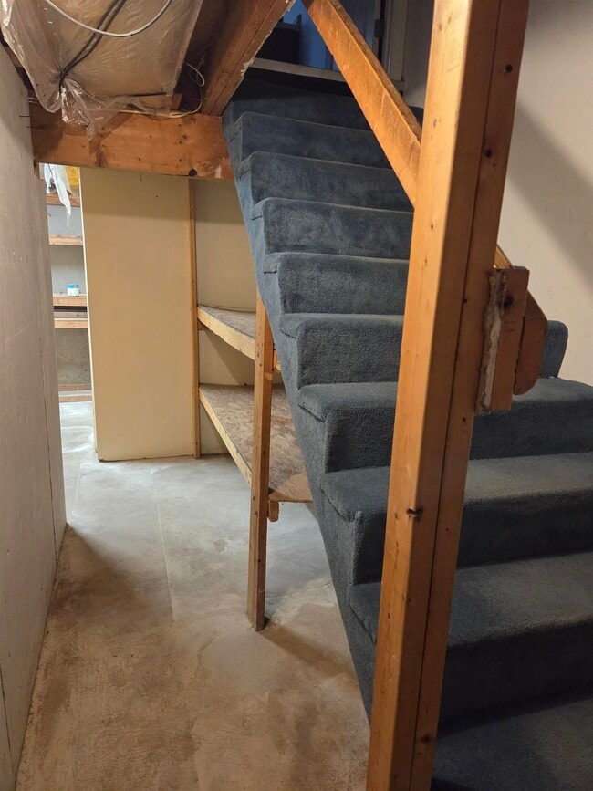 Building Photo - 16 River Rd