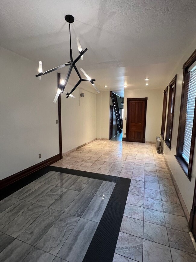 Building Photo - 5 Bed 2.5 Bath Single-Family Home