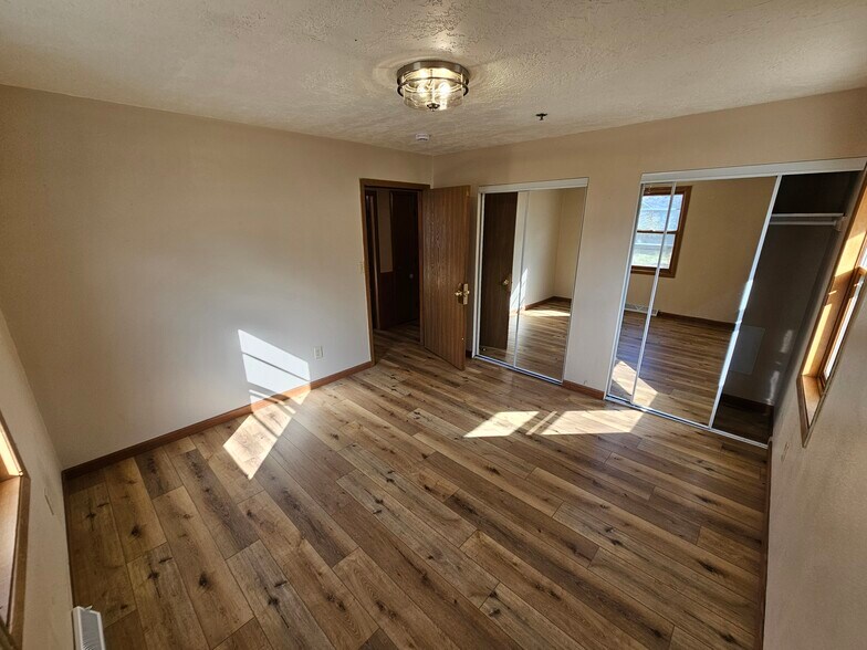 Building Photo - 533 Lakeshore Ct