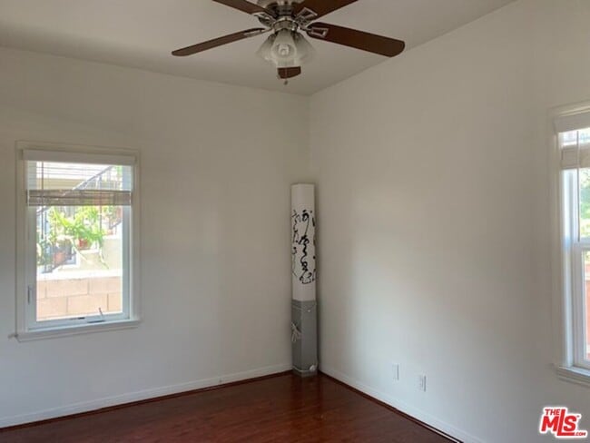 Building Photo - 1305 W 37th Pl