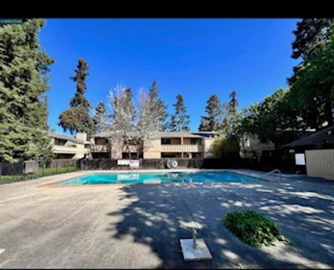 Building Photo - Charming 1-Bedroom Condo in a Serene Neigh...