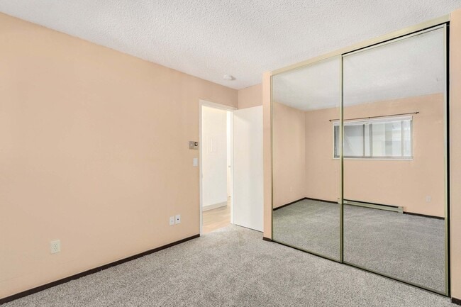 Building Photo - Great Condo near CSU