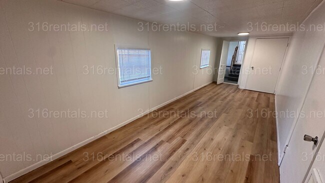 Building Photo - $1175 - 3 bed 1 bath - Single Family Home