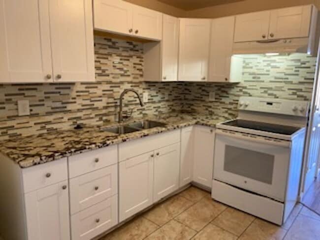 Building Photo - Midtown - Convenient Duplex - Move in Ready!