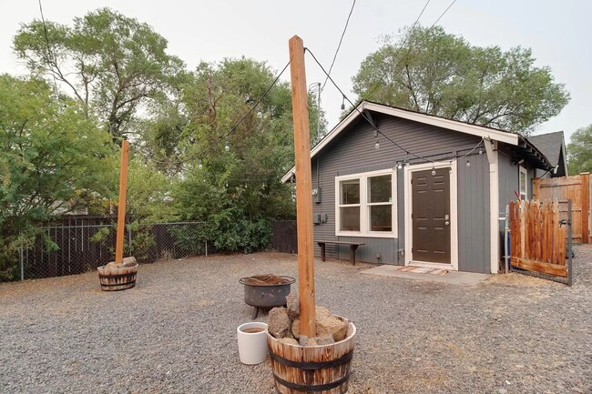 Building Photo - Downtown Bend darling Cottage!