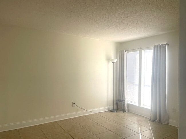 Building Photo - Spacious 3BR/2BA Condo Near Siesta Key Beach – Amenities Included!