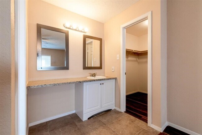 Building Photo - 2527 Colonial Ridge Dr