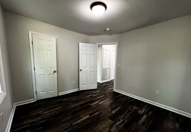 Building Photo - Brand New High Point 2 Bed, 1 1/2 Bath wit...