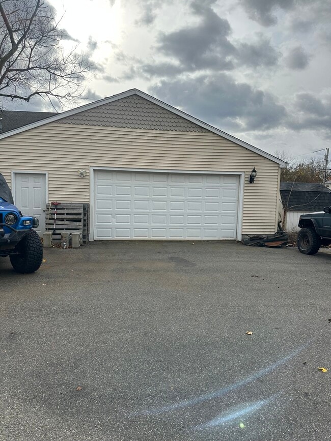 Building Photo - 421 Main St