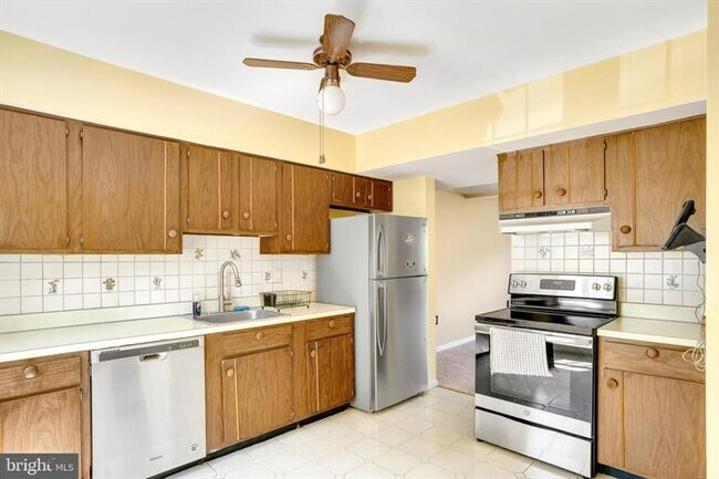 Building Photo - 4905 Van Walbeek Plz