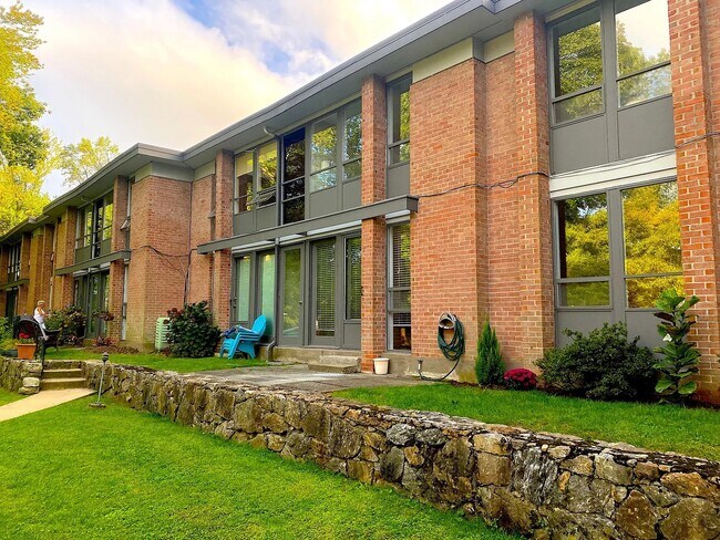 Building Photo - 160 Fairfield Woods Rd