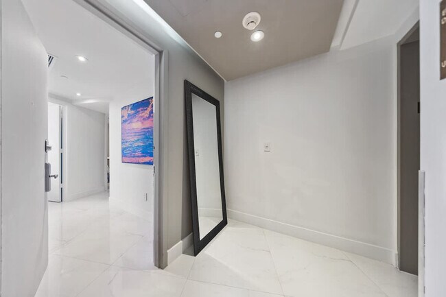 Building Photo - 4011 S Ocean Dr