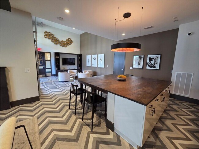 Building Photo - 775 Juniper St NE