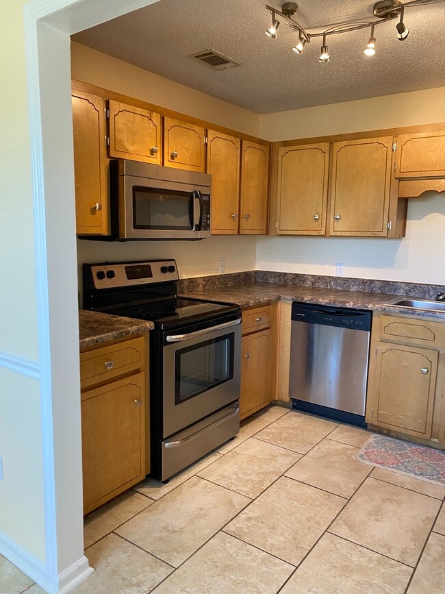 Building Photo - 15 Patricia Ln