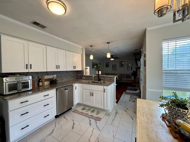 Building Photo - Beutifully updated 4 bed 2.5 bath home with large yard!