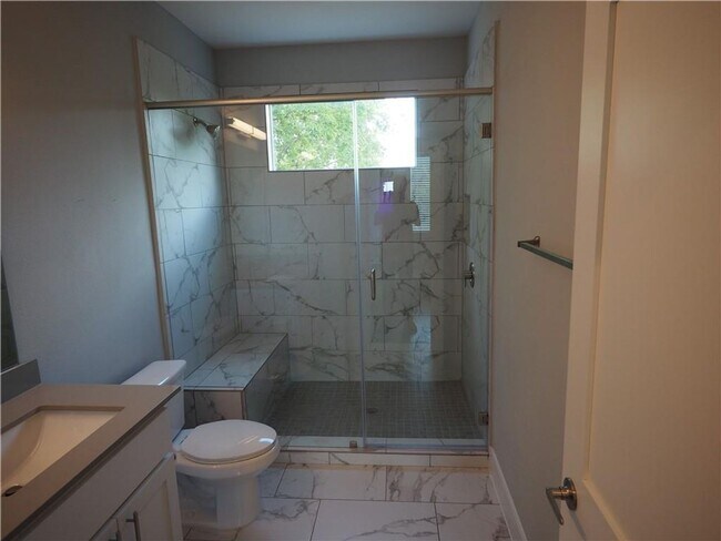 Building Photo - Modern 2 bed/2.5 bath Central Austin Home