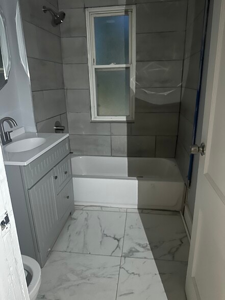 Bathroom - 7125 S Woodlawn Ave
