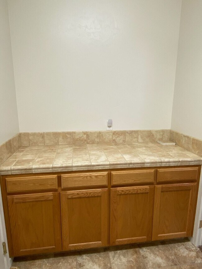 Building Photo - 6245 W Whitley Ave