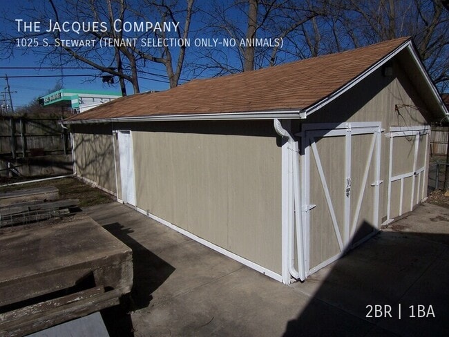 Building Photo - 1025 S Stewart Ave