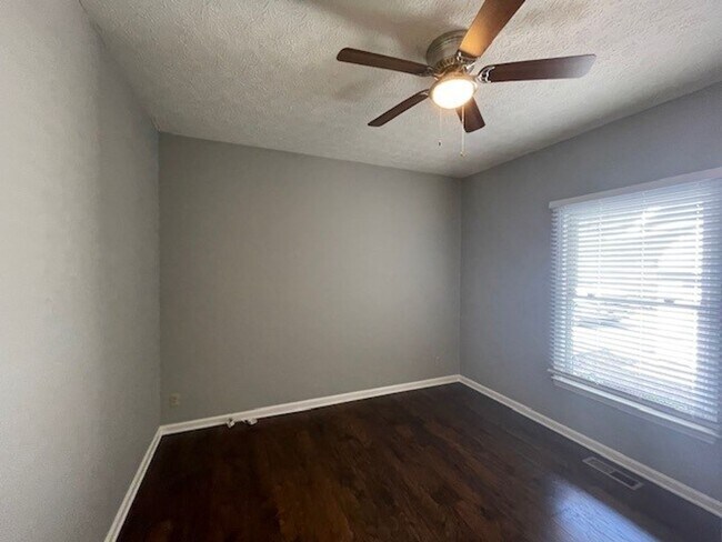 Building Photo - STYLISHLY UPDATED 3 BEDROOM CONDO IN LENNO...