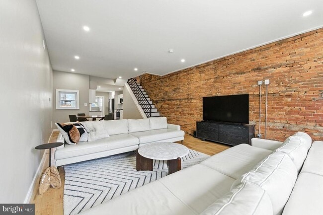 Building Photo - 1937 Dickinson St